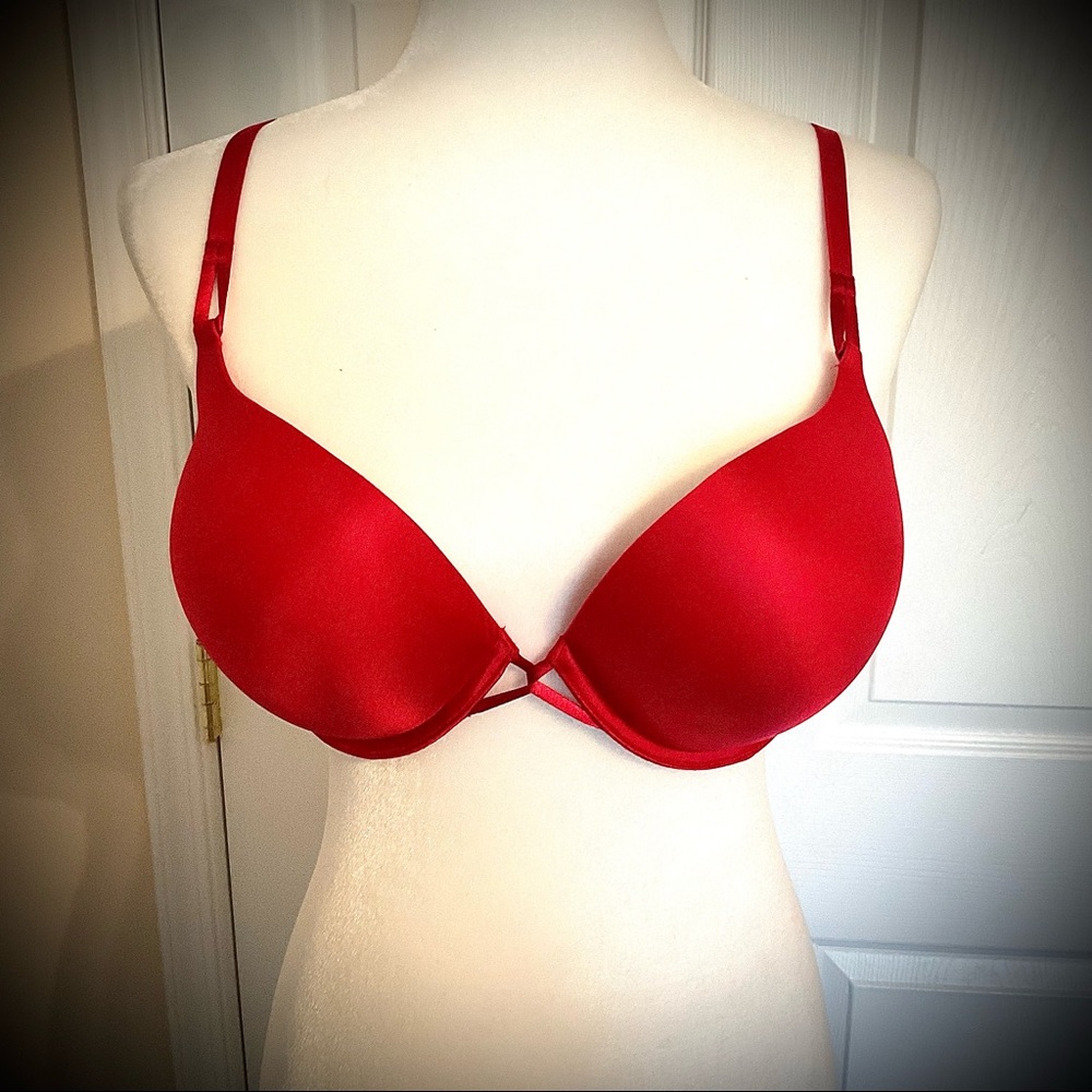 NWT Victoria’s Secret Plunge Red With A Crisscrossed Center Size 36D